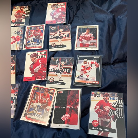 Steve Yzerman Hockey Cards - Picture 2 of 3